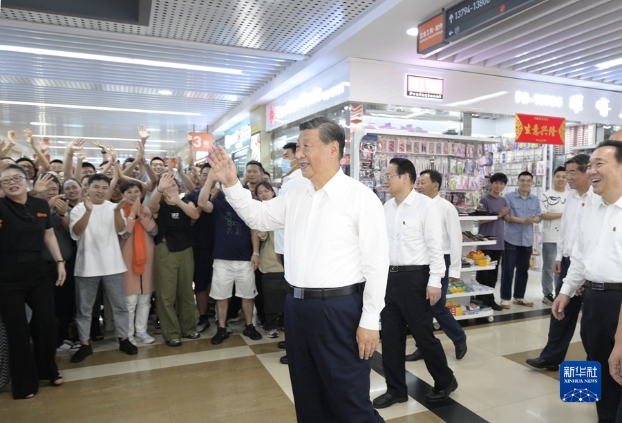9月20日至21日,中共中央总书记、国家主席、中央军委主席习近平在浙江考察。这是20日上午,习近平在义乌国际商贸城考察时,同商户亲切交流。新华社记者李学仁摄