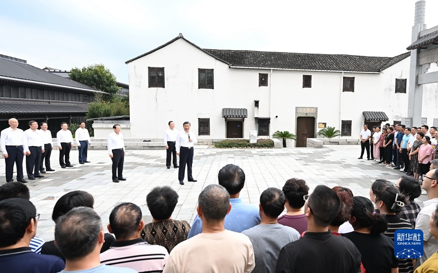 9月20日至21日,中共中央总书记、国家主席、中央军委主席习近平在浙江考察。这是20日下午,习近平在诸暨市枫桥镇枫桥经验陈列馆,同当地群众亲切交流。新华社记者燕雁摄
