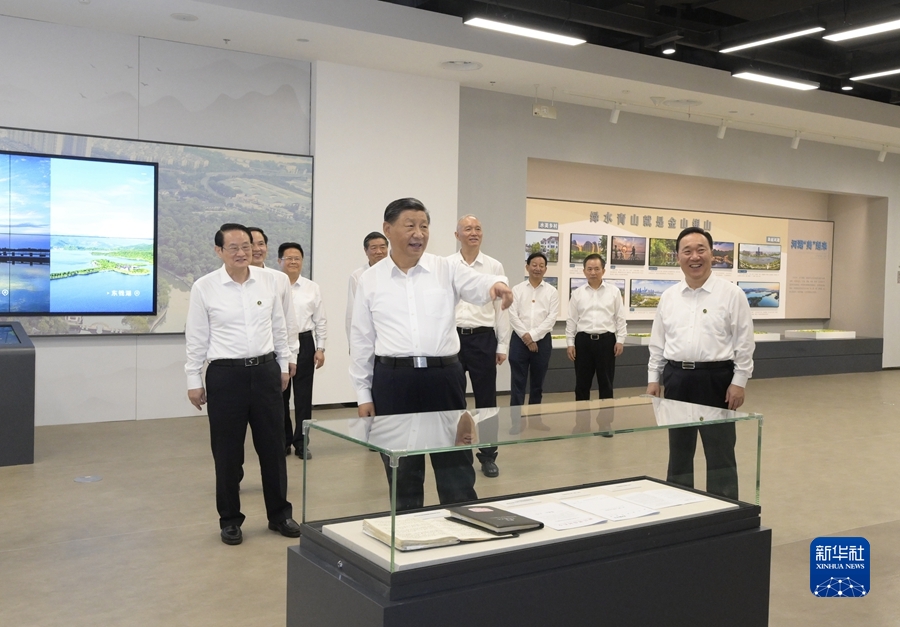 9月20日至21日,中共中央总书记、国家主席、中央军委主席习近平在浙江考察。这是20日下午,习近平在绍兴市浙东运河文化园考察。新华社记者李学仁摄