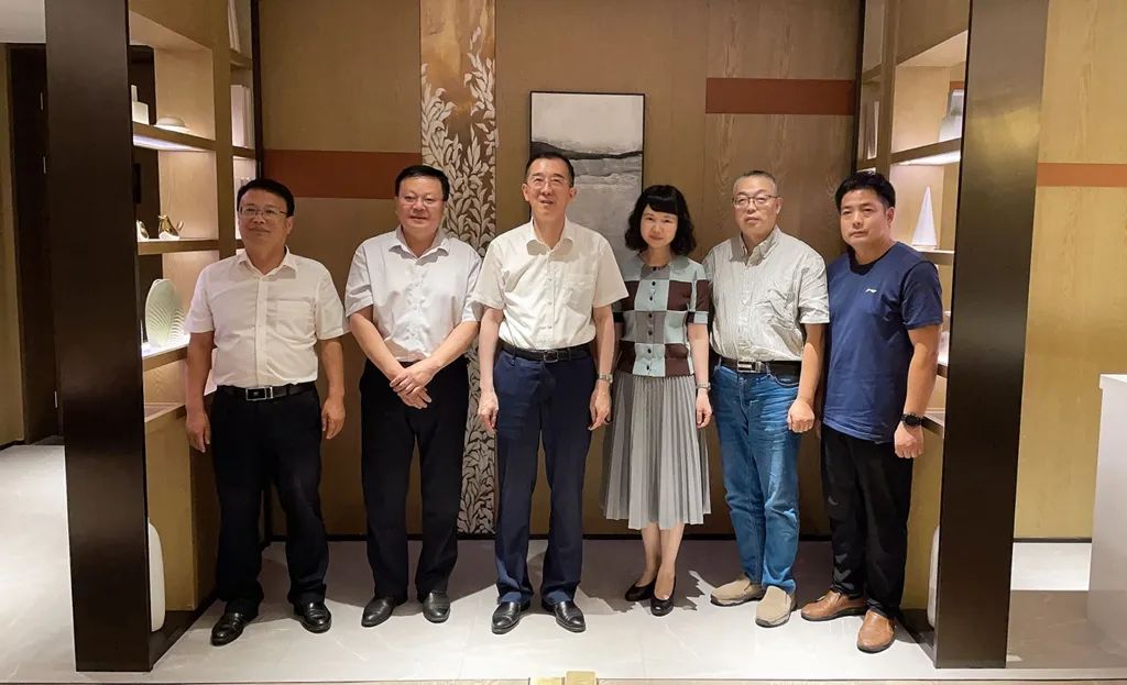 杨震接见农工党安徽省委会副主委洪静芳(右三)及安庆市委会领导班子成员