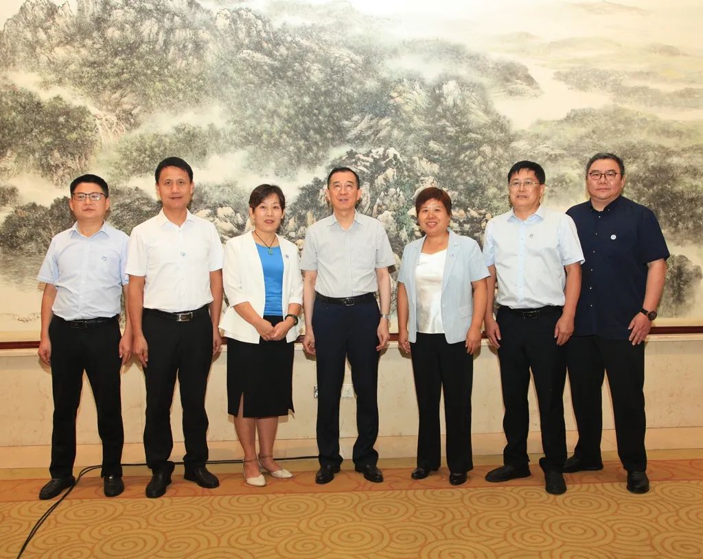 杨震接见农工党安徽省委会副主委黄珍(右三)及芜湖市委会领导班子成员