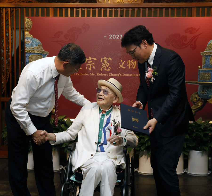捐赠仪式现场，上海博物馆两任馆长与张宗宪一起（李茂君 摄）