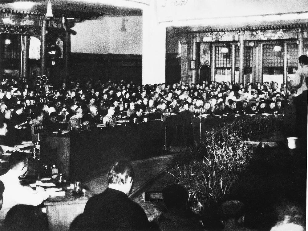1949年9月27日，中国人民政治协商会议第一届全体会议在中南海怀仁堂召开。图为大会会场，周恩来主持会议。