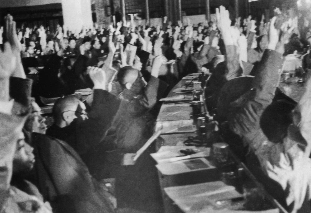 1949年9月27日，全国政协一届全体会议上，代表们以举手表决的方式通过国都国旗等决议案。