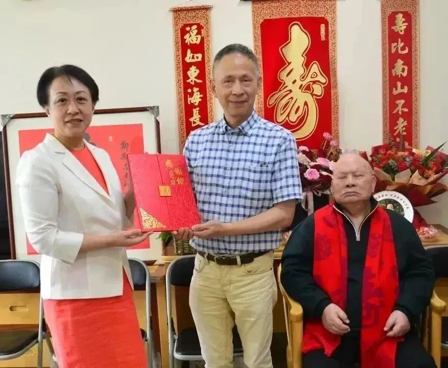 家属代郑老向台盟上海市委会赠书、接受感谢信