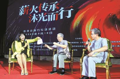 每年的上海市“全国科普日”活动将千余项各区和街镇的品牌特色科普活动推向市民身边,形成年度科普高潮。图为2023年上海市“全国科普日”活动——“薪火传承 沐光而行”科技会客厅专场活动上,中国科学院院士、复旦大学中华古籍保护研究院院长杨玉良讲述开化纸“复活”的故事。
