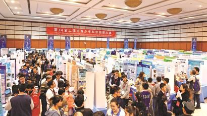 上海市青少年科技创新大赛每年吸引近30万青少年参与,成为发现和培育未来科技创新人才的重要平台。