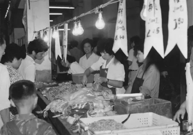 20世纪80年代,凌晨5点开秤的菜场里灯火通明
