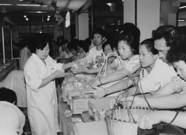 20世纪80年代,上海市民在菜市场购买副食品