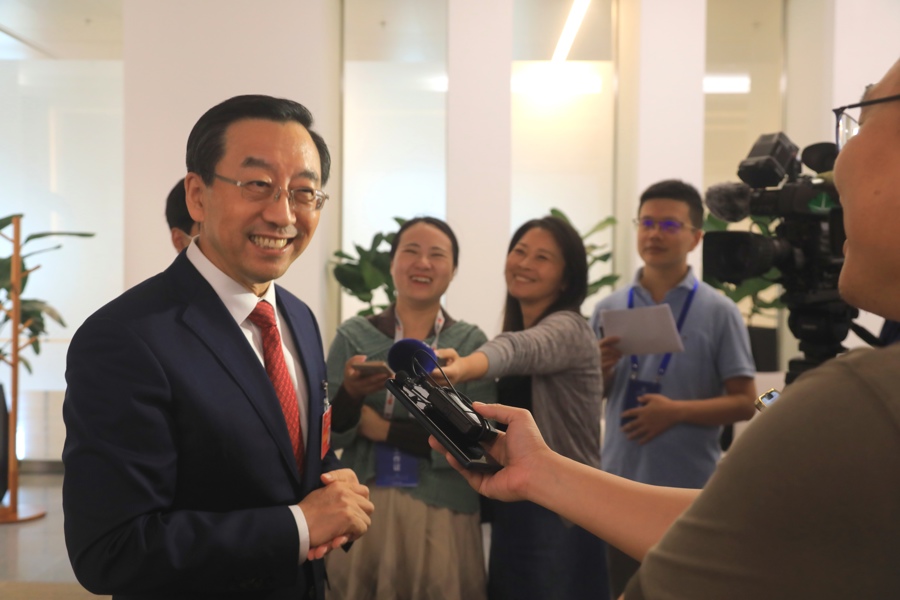 上海市科协主席张杰院士接受采访。