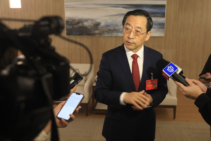 上海市科协主席张杰院士接受采访。