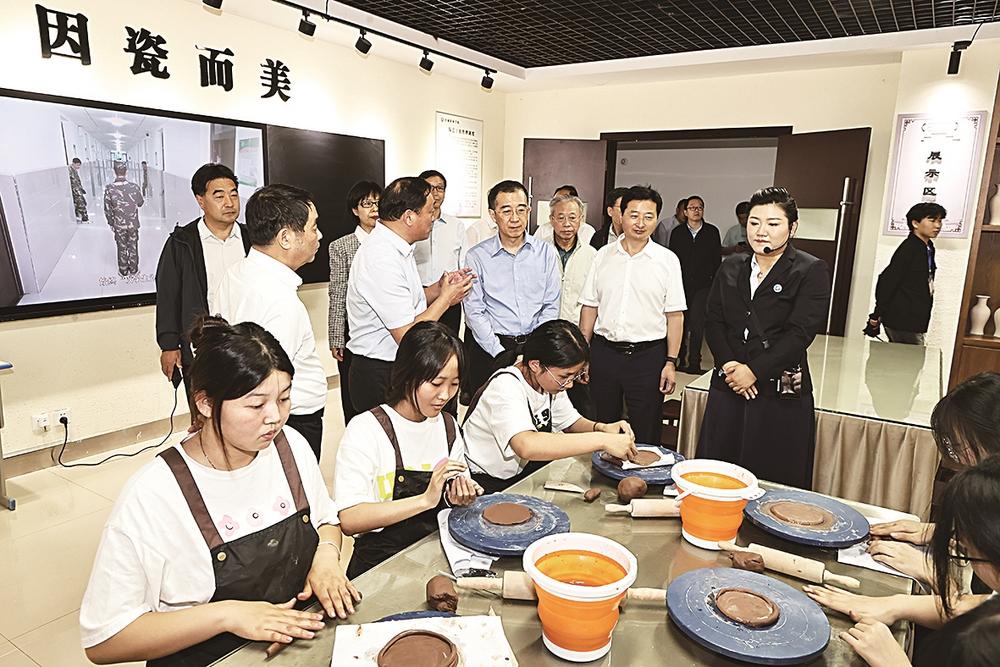 调研组一行在位于安徽省六安市舒城县的舒城职业学校调研区域教育资源配置情况。 赵旭泽 摄