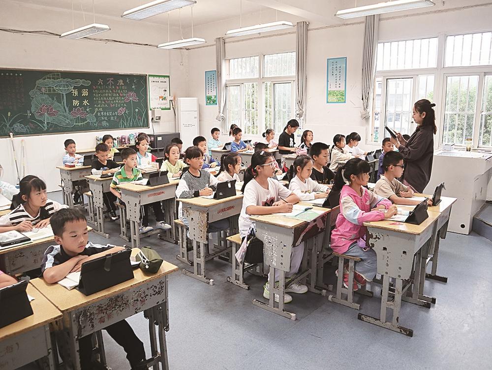 金寨县希望小学的“智慧课堂” 本报记者 刘彤 摄