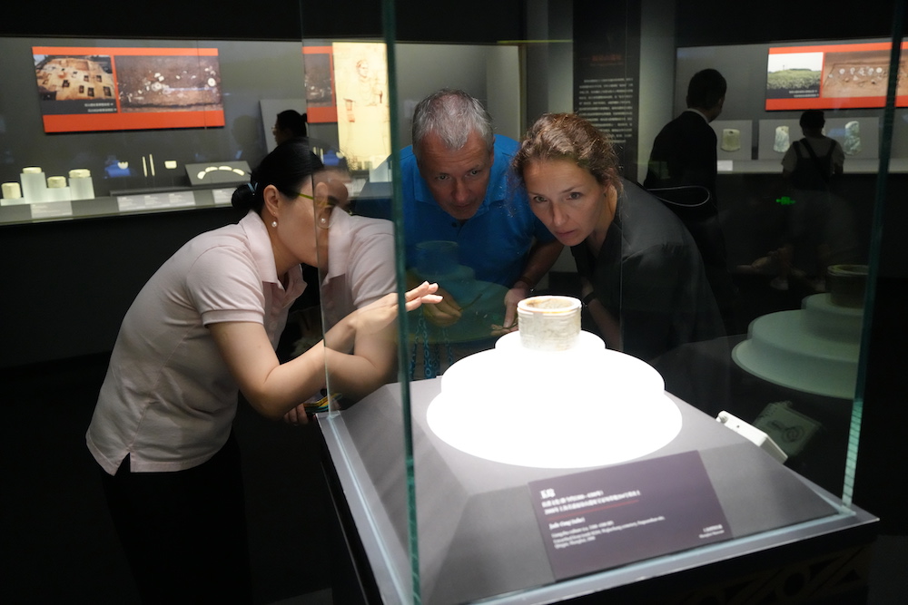 费伦巴赫（中）与同期来沪的学者贾丝敏·梅尔斯曼（右）参观上海博物馆