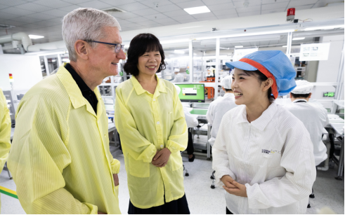 图为苹果公司CEO蒂姆·库克与立讯精密董事长王来春参观生产线现场。