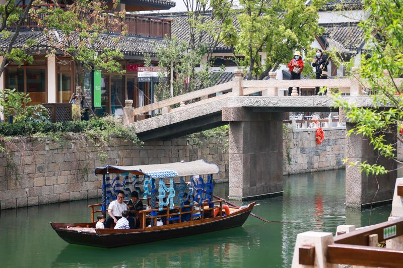 2023年4月29日，瑞安集团在青浦打造的商业中心蟠龙天地正式开业。