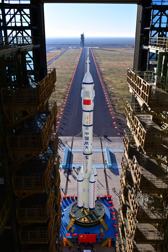 神舟十七号船箭组合体已于本月19日转运至发射区。&nbsp; 新华社 图