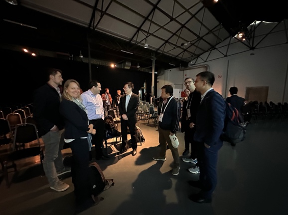 国际同行在舒易来医生报告后于会议现场热烈讨论