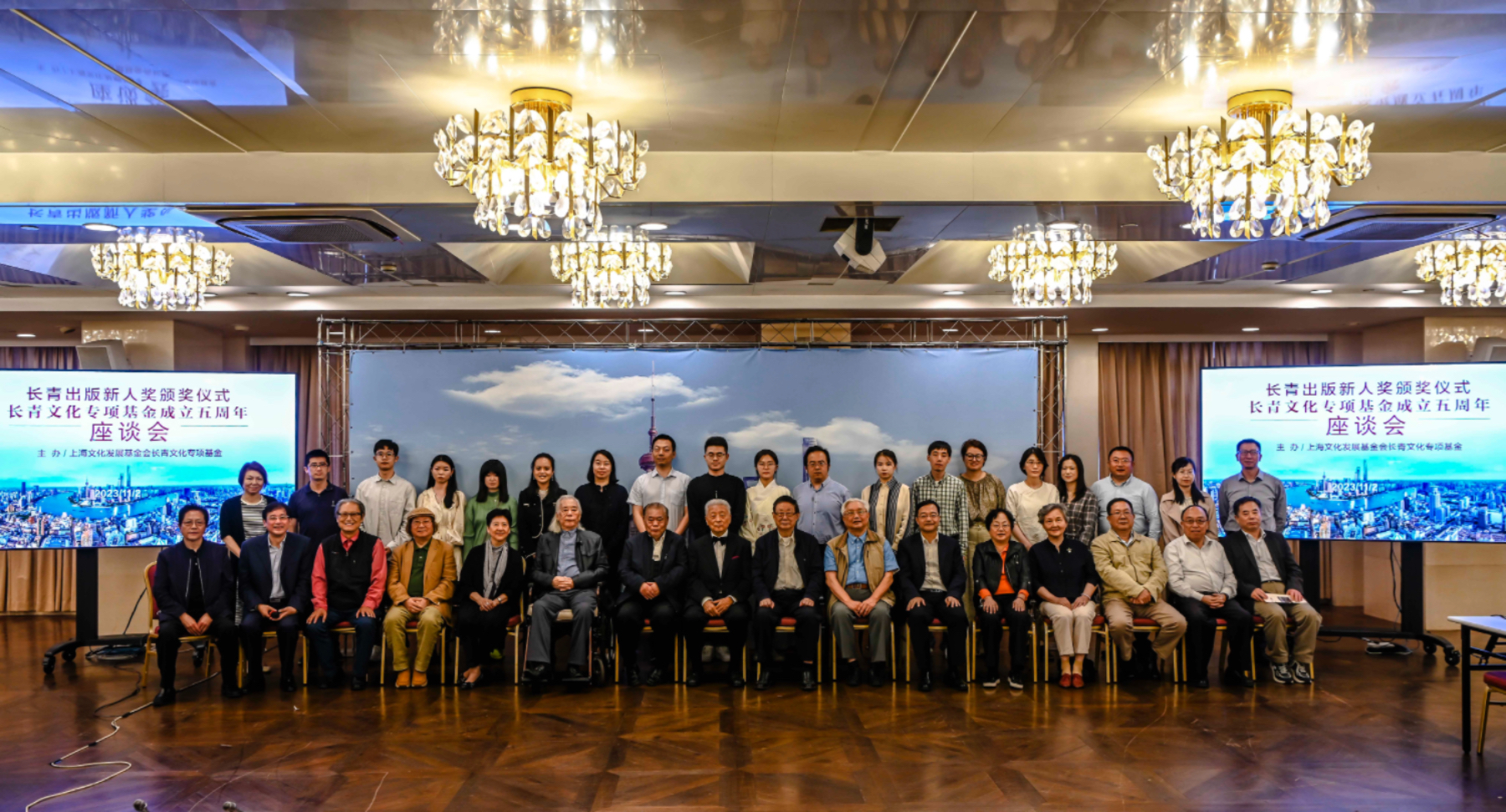 长青出版新人奖、长青国画新人奖获奖者合影