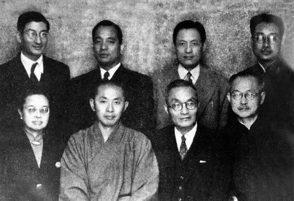 1949年，赵朴初（后右二）作为宗教界代表参加中国人民政治协商会议第一届全体会议。