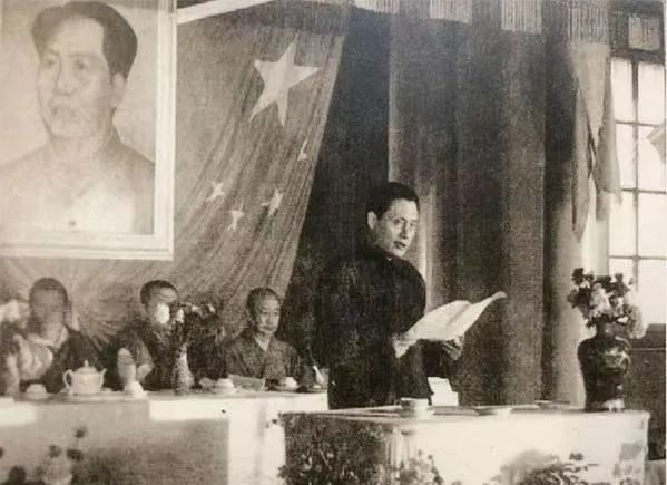赵朴初在中国佛教协会成立大会上作报告。