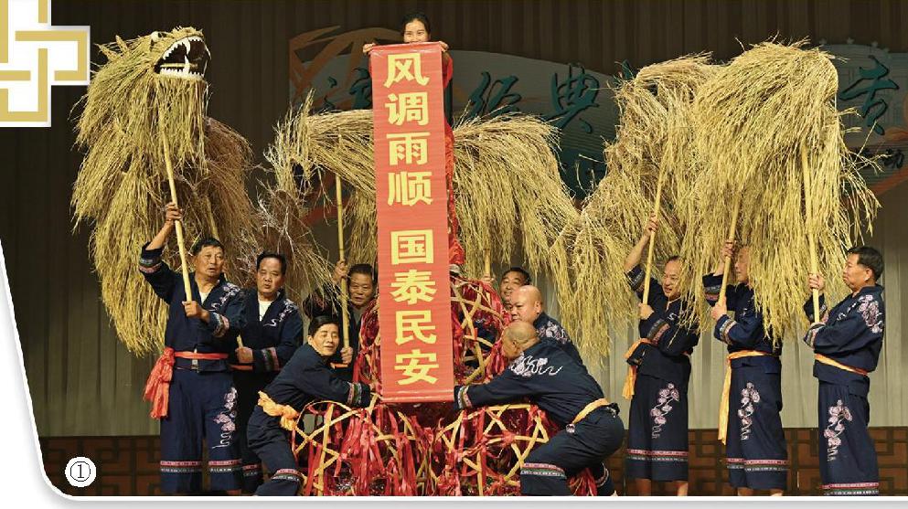 演出现场，国家级非遗舞草龙结合经典折子戏《三看灯》。