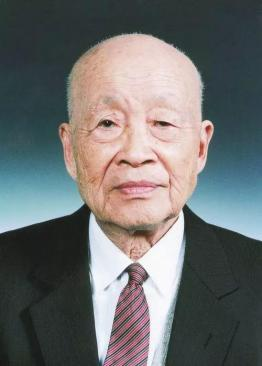 苏步青(1902-2003年),民盟中央副主席。中国科学院院士,历任第五、六届全国人大常委会委员,第七、八届全国政协副主席。
