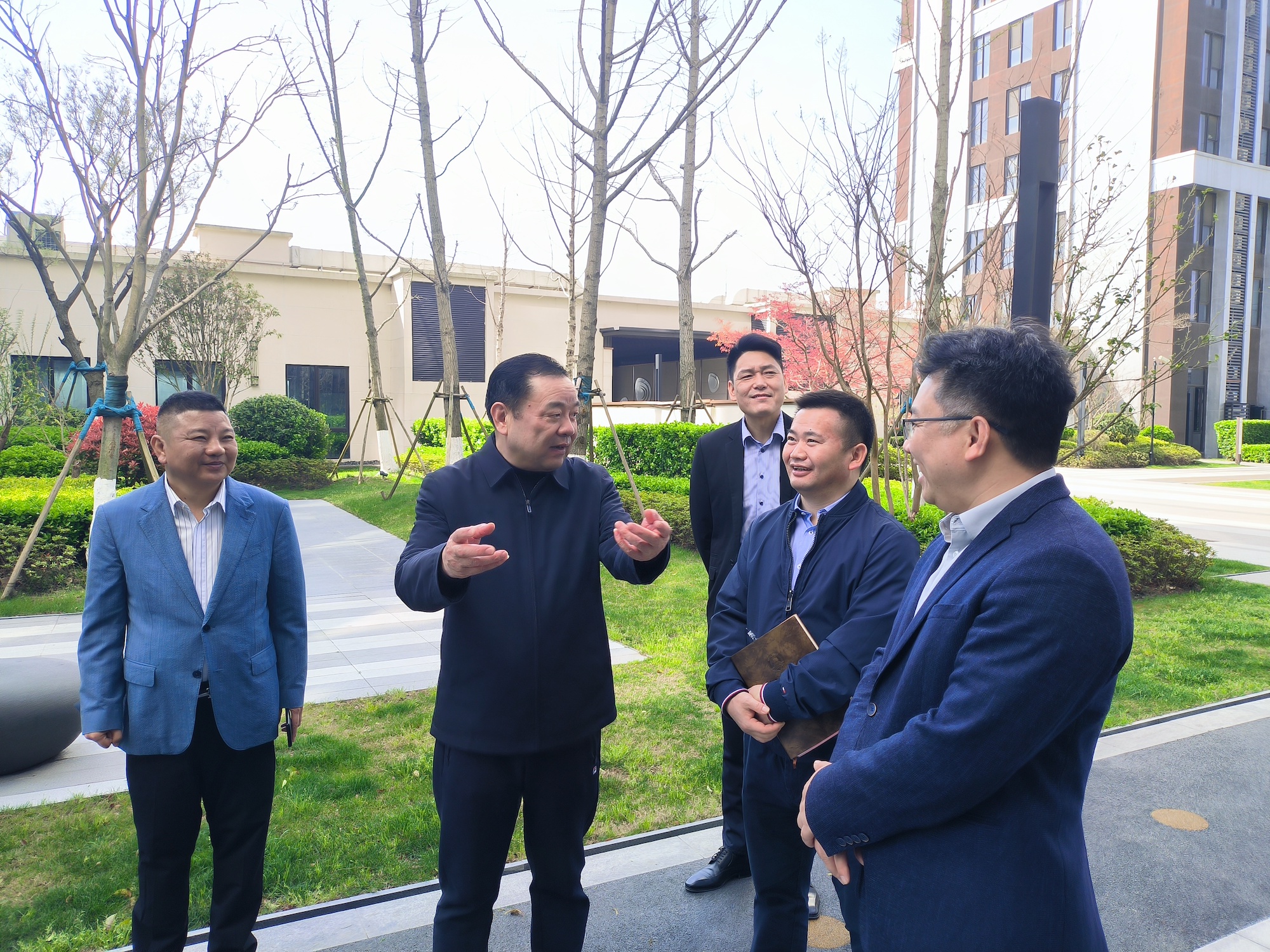 3月29日上午,区政协主席刘其龙带队赴方松街道走访区政协委员徐红亮所在的华运通达(上海)道路科技有限公司 拍摄:赵君怡