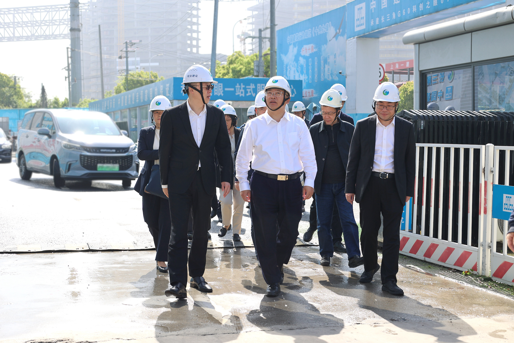 4月19日上午,区政协副主席李正走访调研区政协委员由杨所在的上海长三角G60科创经济发展集团有限公司 拍摄:唐旻