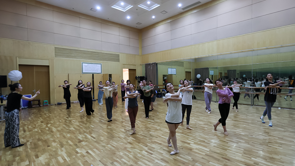9月11日,学员在上海市群众艺术馆学习舞蹈。 当日,2023上海市民艺术夜校秋季班开班。新华社 资料图