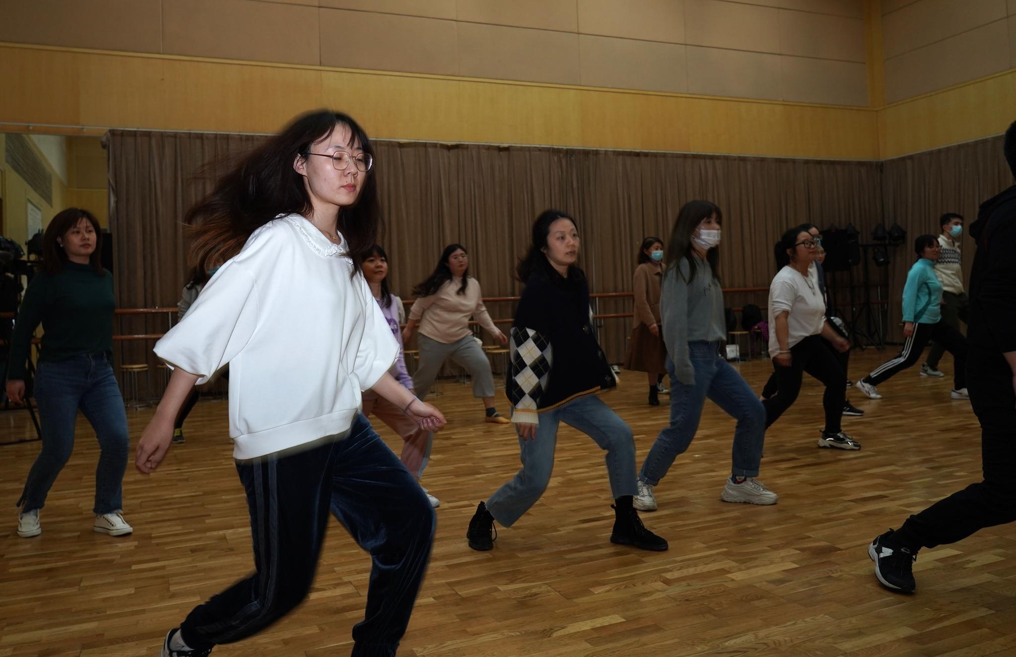 市民在上海市民艺术夜校学习街舞。新华社 资料图