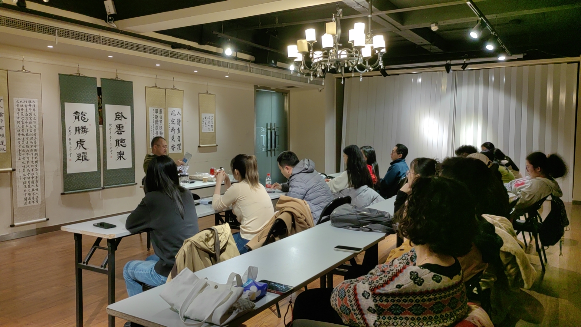 上海长宁区政协委员朱小虎在夜校讲解精品咖啡体验课