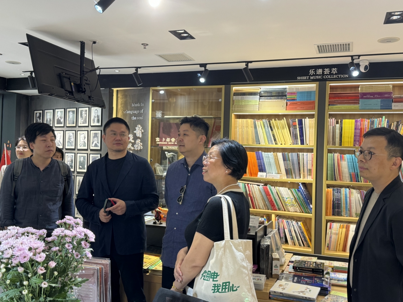 刘灏、汤晓风、钟之岳走访武康大楼楼下的元龙音乐书店