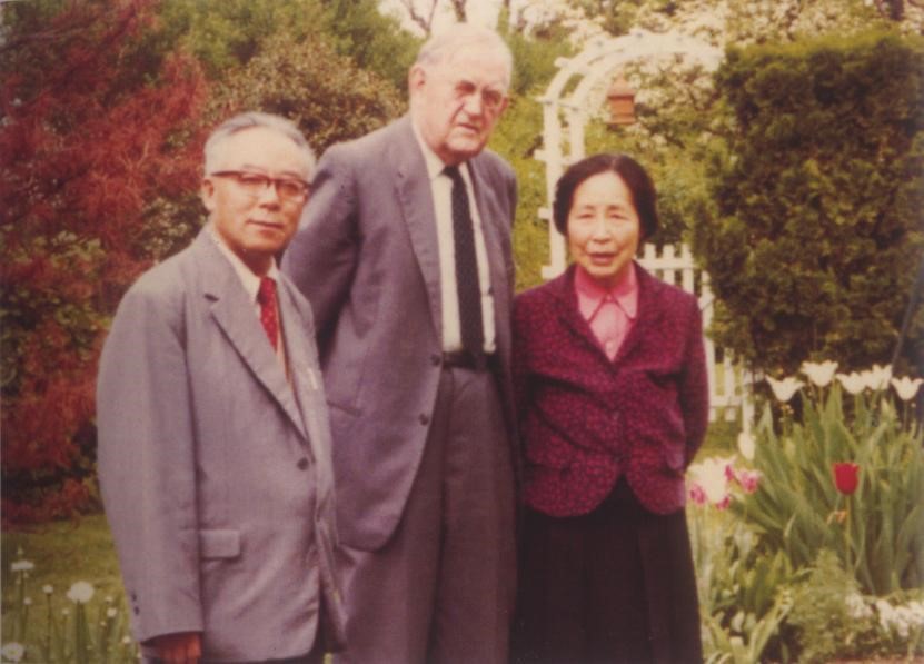 卢鹤绂（左）与约翰·巴丁（中）、妻子吴润辉。