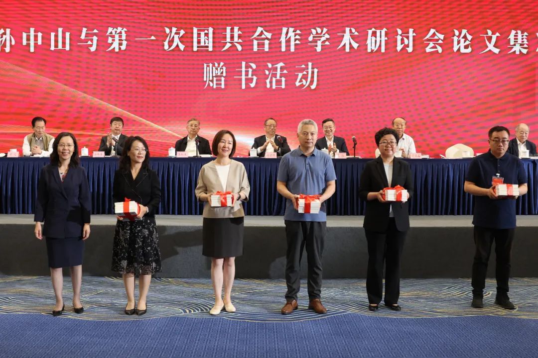 赠书活动现场