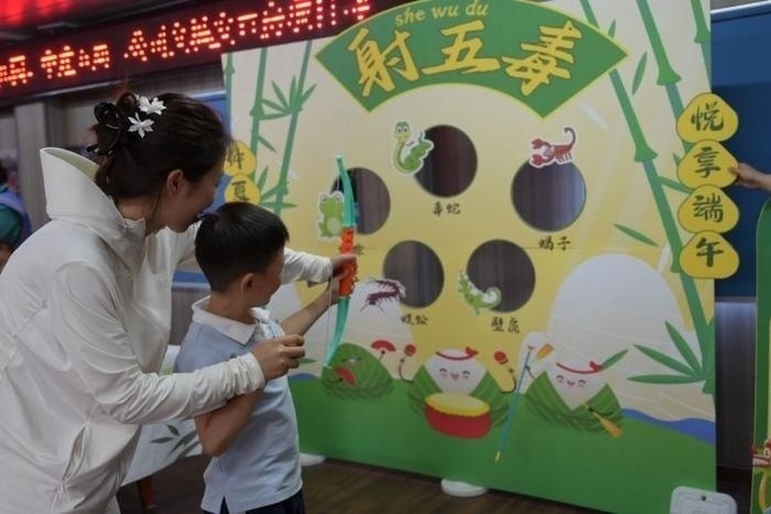 6月6日,安徽省合肥市某社区,小朋友在参加端午习俗“射五毒”游戏。图片来源:IC photo