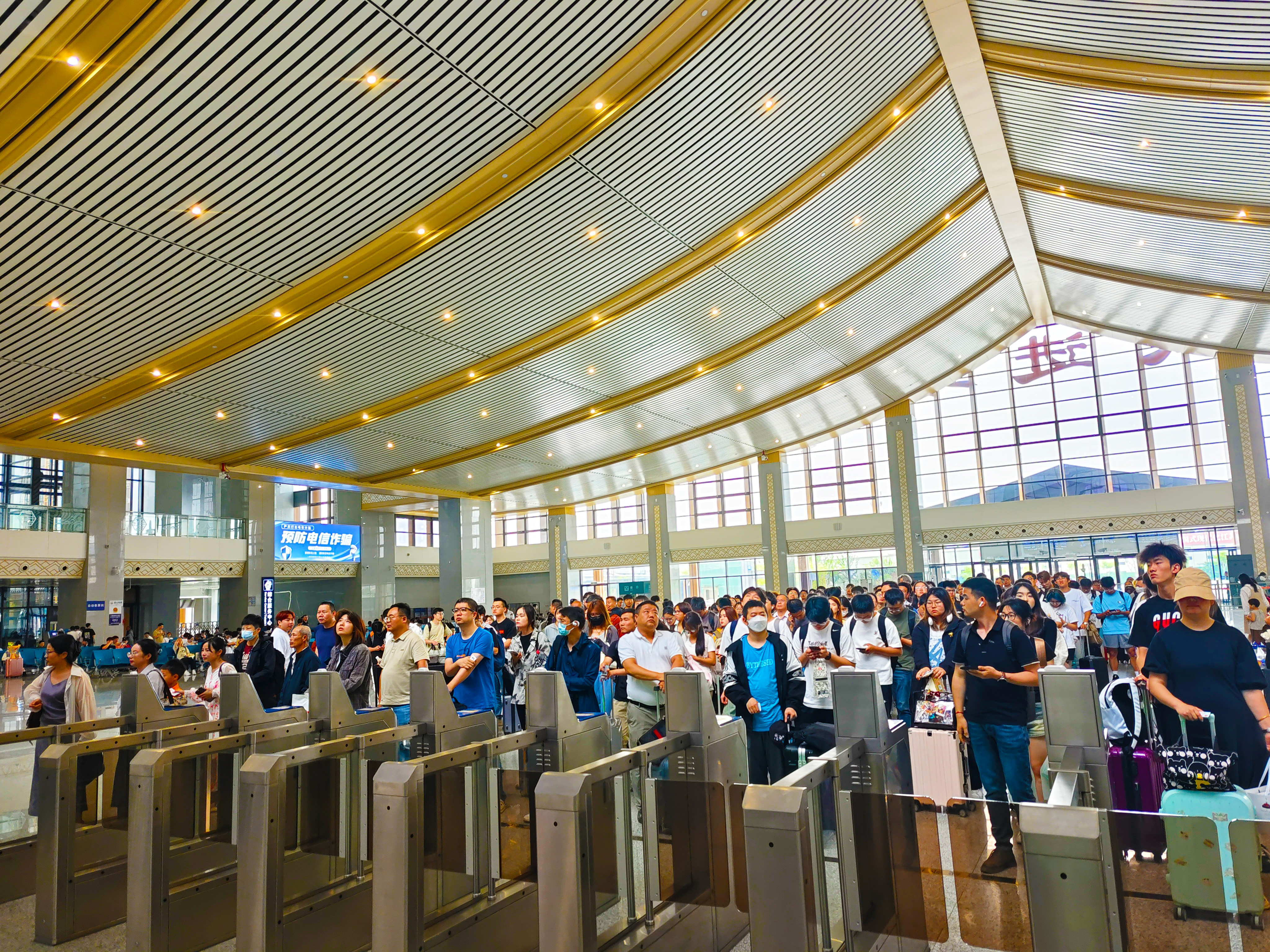 旅客在沪宁沿江高铁武进站候车。 朱琳 图