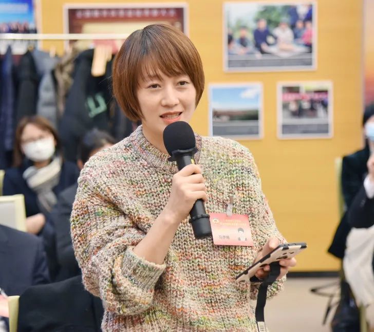 马伊琍在徐汇区政协十五届一次会议期间举行的“坚持人民至上 建设人民城市最佳实践区”专题协商会上发言