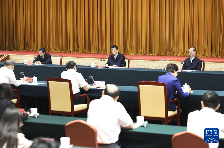 6月18日，发展新质生产力调研协商座谈会在北京召开，就有关民主党派中央、全国工商联和无党派人士开展的相关重点考察调研成果进行协商。中共中央政治局常委、全国政协主席王沪宁出席并讲话。新华社记者 庞兴雷 摄