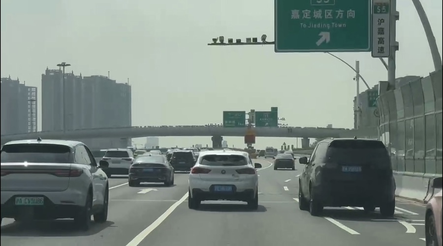 中环转沪嘉快速路,有条约2公里的中心线长实线