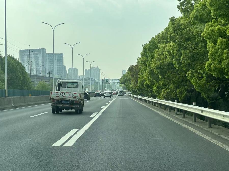 沪嘉南翔匝道此前的大实线变成了过渡性的“虚实线”。