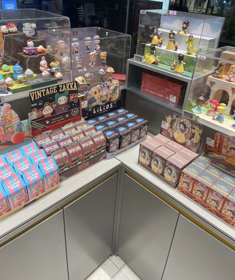 潮玩手办店。