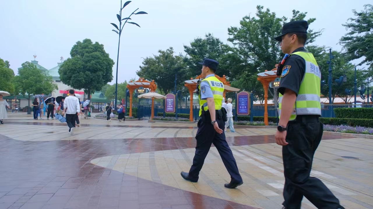 民警在巡逻