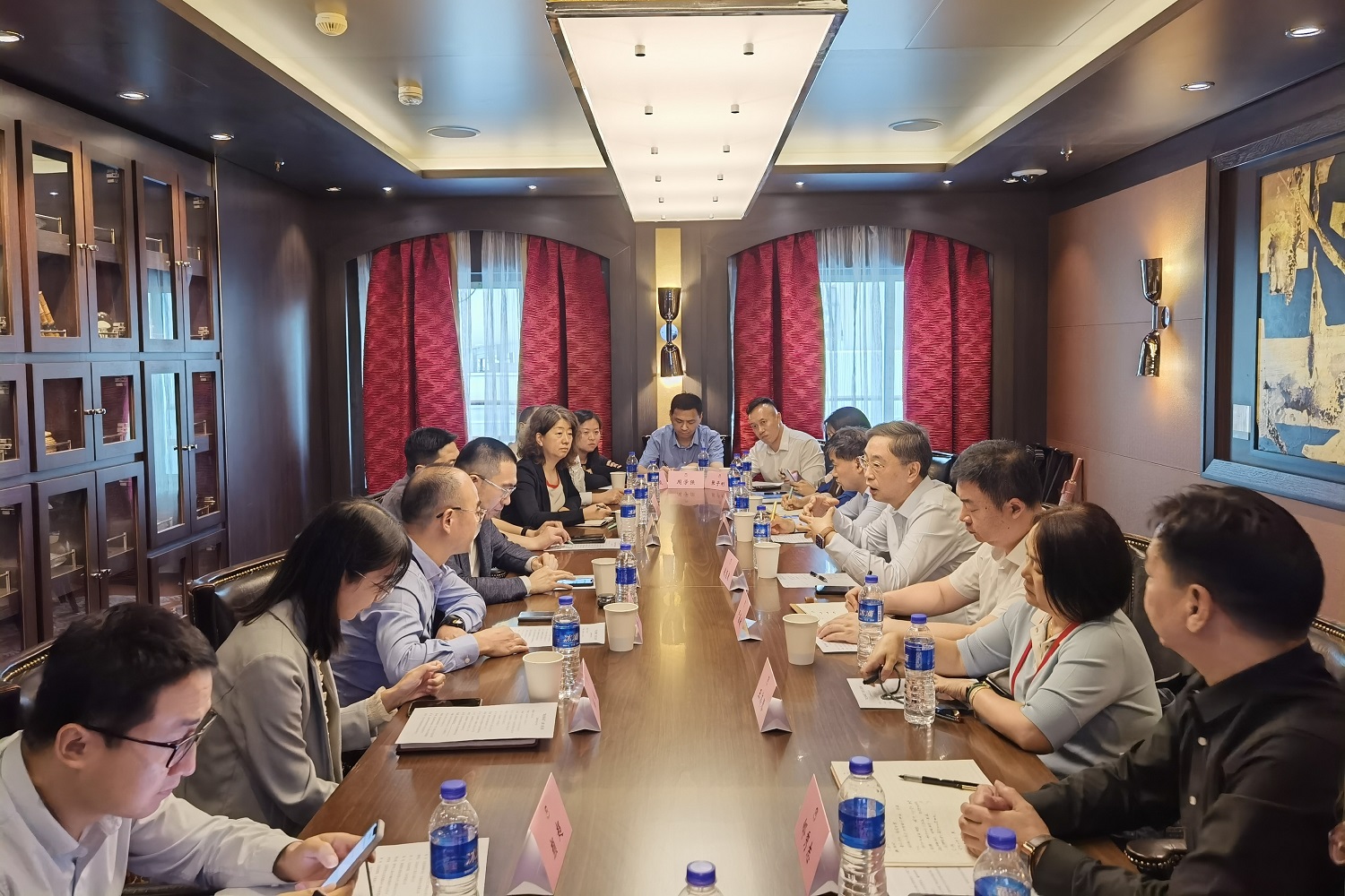 图为：开展座谈交流