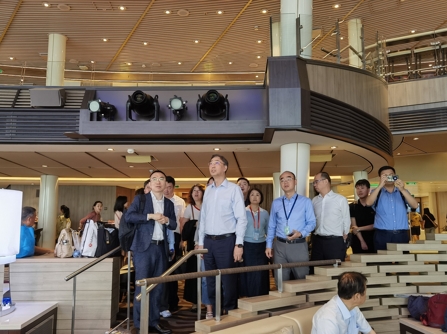 图为：实地考察皇家加勒比·海洋光谱号