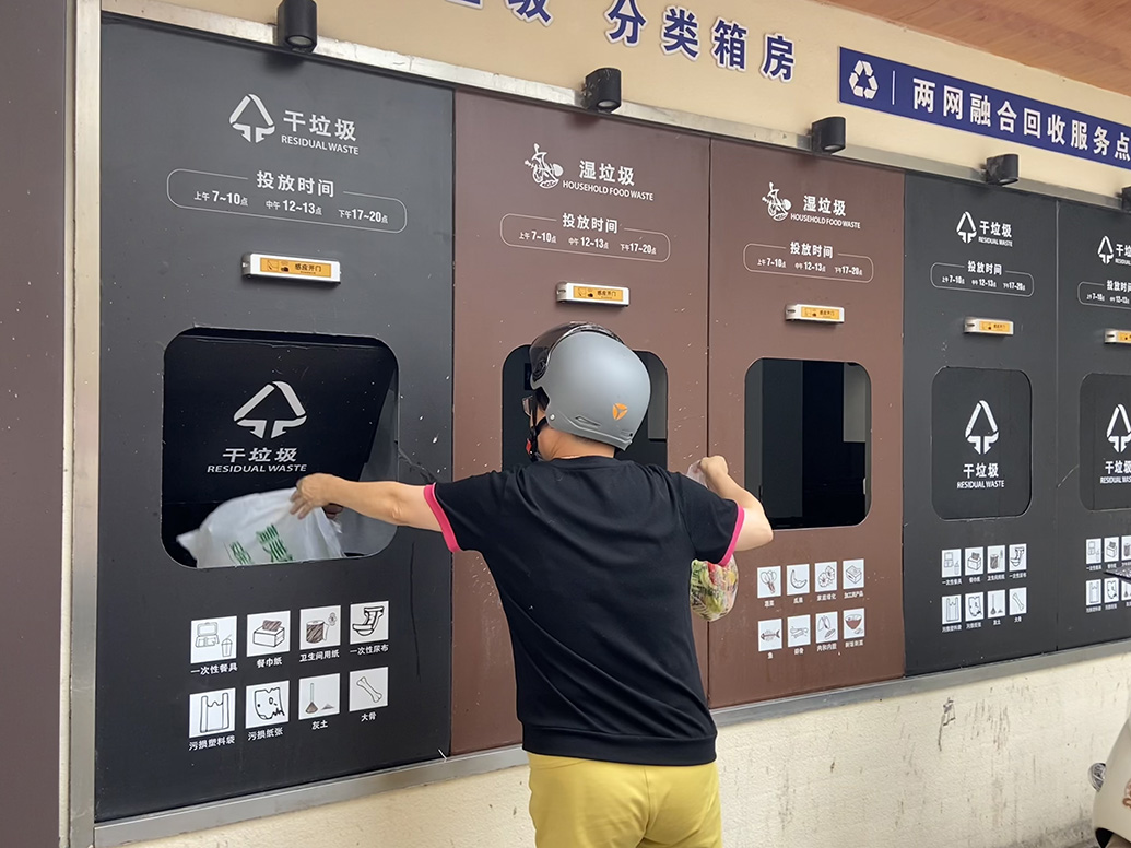 在徐汇区宛南六村,居民投放垃圾。 本文图片均为 澎湃新闻记者 陈悦 图(除署名外)