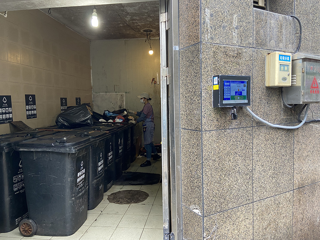静安区曹家渡街道均泰丽轩小区的垃圾箱房。