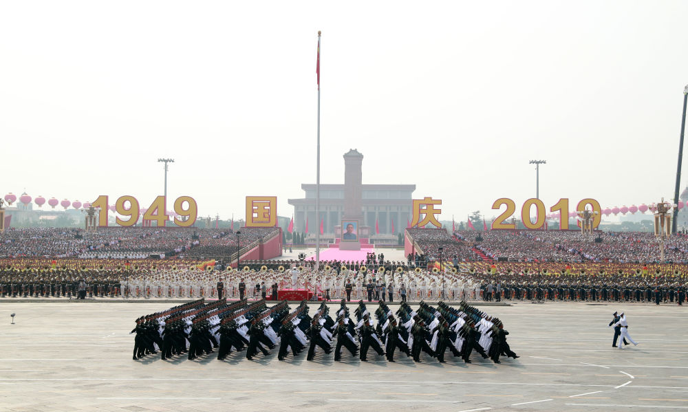 2019年10月1日上午,庆祝中华人民共和国成立70周年大会在北京天安门广场隆重举行。这是领导指挥方队接受检阅。 新华社记者 庞兴雷 摄