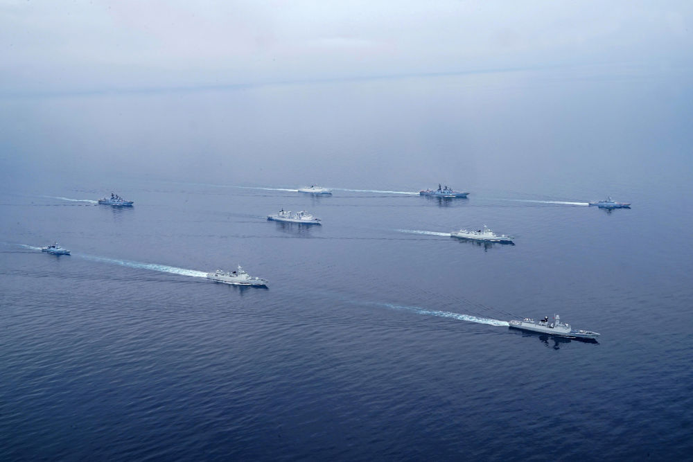 2023年7月20日,在日本海某海域进行的“北部·联合-2023”演习中,中俄参演舰艇编队开展海空护航演练。 新华社发(刘丹 摄)