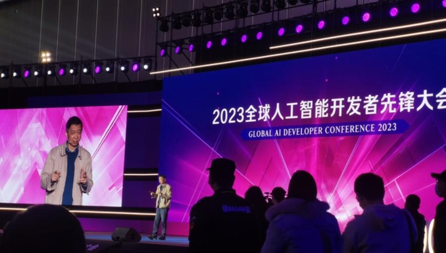 阿里云创始人、中国工程院院士王坚在2023全球人工智能开发者先锋大会上。